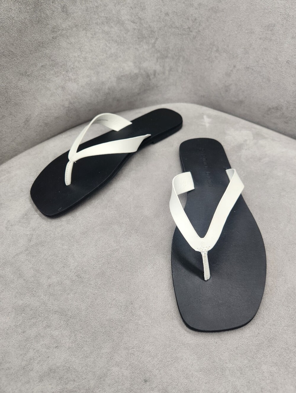 Gianni Bini Thong Sandals 10 White Leather Steffan Casual Effortless New $50 - Picture 5 of 15
